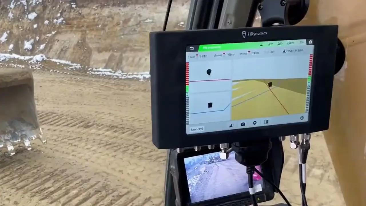 Monitor FJDynamics w kabinie koparki z modelem 3D terenu