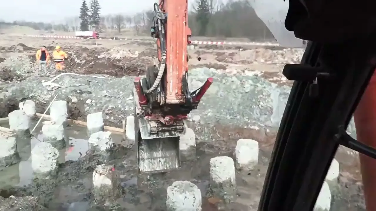 Widok z kabiny koparki z systemem iDig podczas wykopu przy palach