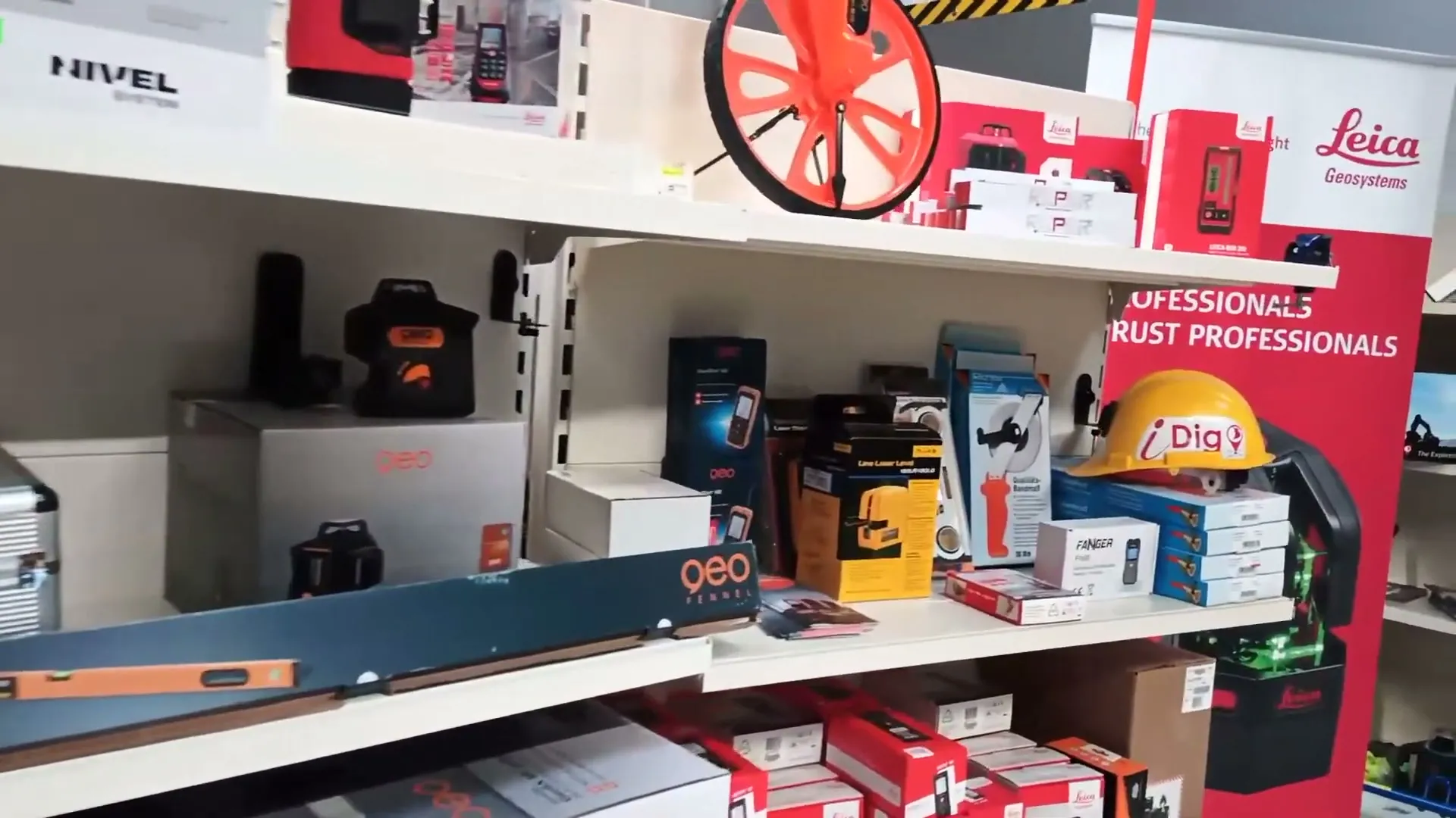 Regały z laserami i niwelatorami Leica w magazynie REPER